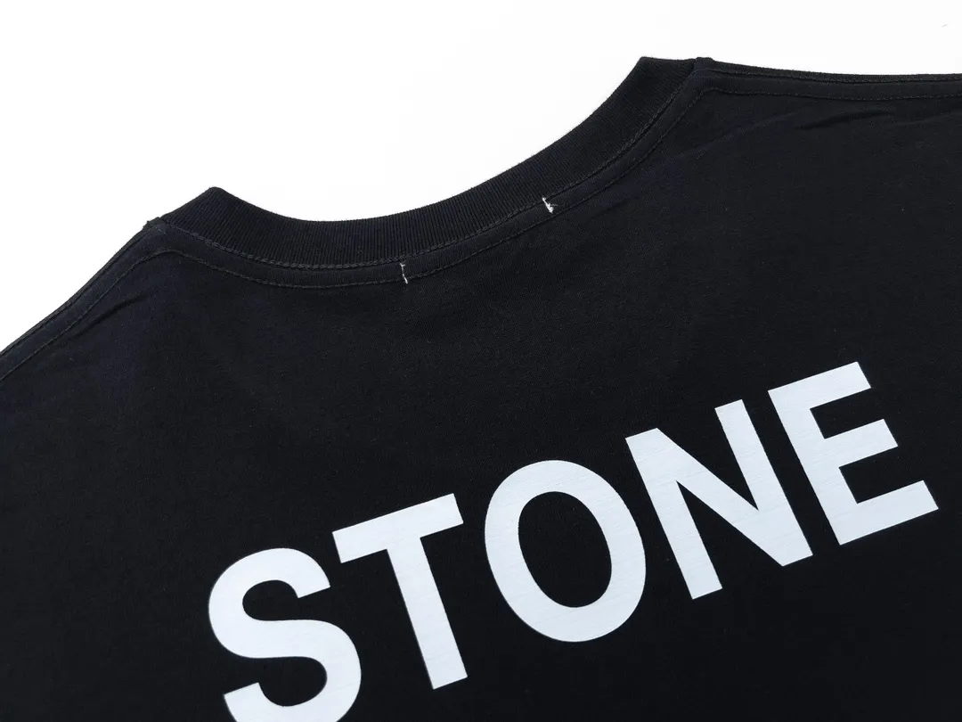W651#P110💰 [Stone lsland/Stone Island summer new rust compass front and back printed pattern short-sleeved T-shirt] ⚠️[Original creation, high control of details] - Made of 260 grams of combed cotton, 32 count double yarn, soft and comfortable to the touch, sweat-absorbent and breathable. - Simple, basic and versatile style, original quality, the first choice for couples. - Made in a large factory, four needles and five threads on the shoulder, neat alignment, high quality workmanship. - Same style for men and women. Very versatile, one piece for everyone, details are clearly visible. Color: Black White Size: M L